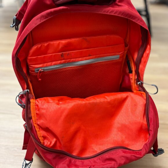 Osprey Pandion Red Hiking Travel Backpack Trampoline Venting Kickstand Bag 24/7 - Picture 10 of 12